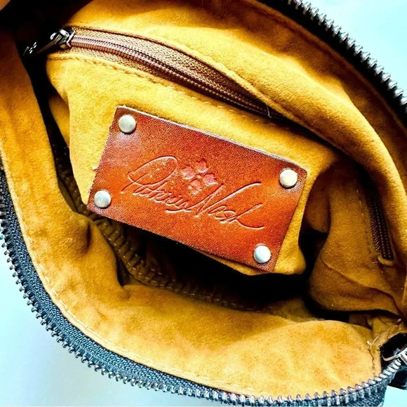 NWOT Patricia Nash Turquoise Tooled Leather Cassini Wristlet - Picture 7 of 8